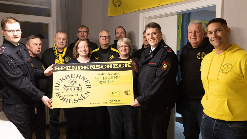 Der Herberner Löschzug freut sich über die Spende des BVB-Fanclubs in Höhe von 500 Euro