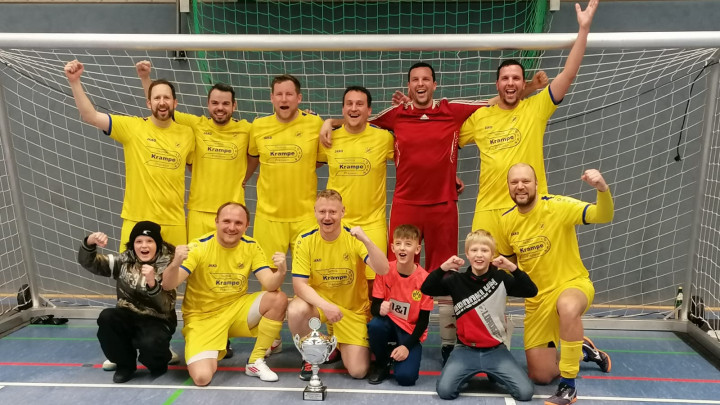 Die Ü32 des SVH sichert sich den Siegerpokal beim Willi-Schäfers-Cup des VfL Senden