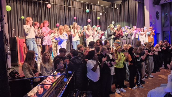 „Hotel Variado“ begeistert: Profilschüler*innen feiern einen Abend voller Talent, Mut und Applaus