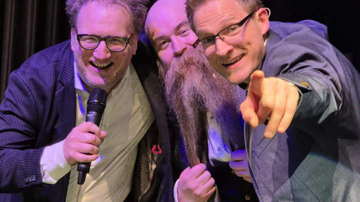 Humor, Satire und britischer Charme: Comedy Cocktail sorgt für beste Stimmung