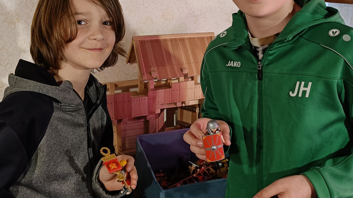 Jan und Emil haben römische Befestigungsmauer für die Ausstellung im Heimathaus gebaut
