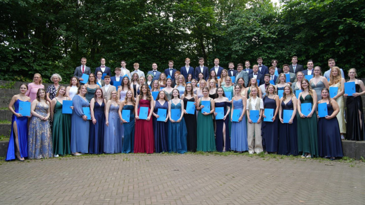 JCS Gesamtschule in Nordkirchen verabschiedet Zehner- Abschlussklassen und Abiturienten