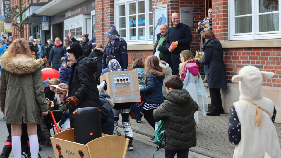 Arndt Streyl von der Debeka wirft Kamelle für die Kids