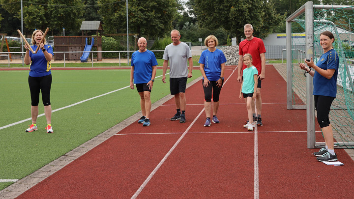 Lothar Sendermann auf Goldkurs bei Sportabzeichen-Abnahme