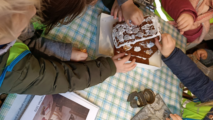 Maxikinder plündern Lebkuchenhaus