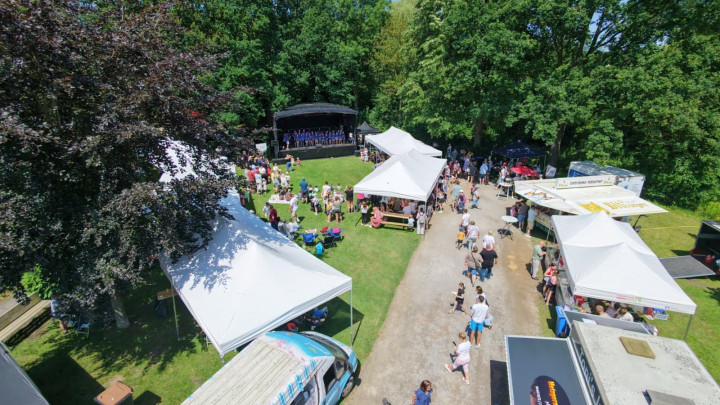 Mehr als 1.000 Besucher feiern am Burgturm