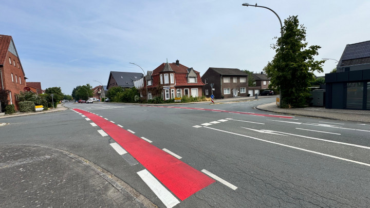 Neue Rotmarkierung an der Bernhardstraße soll Radfahrer besser schützen