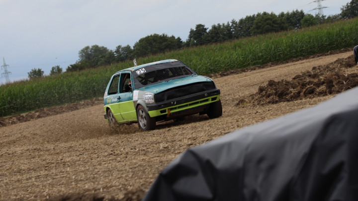 Örni Schilling und Willi Menkhaus testen Autocross-Strecke in Arup