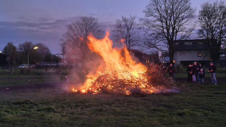 Osterfeuer locken zahlreiche Besucher in Herbern an
