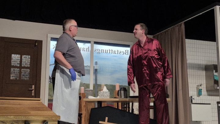 Schwarzer Humor begeistert Premierenpublikum beim plattdeutschen Theater in Herbern