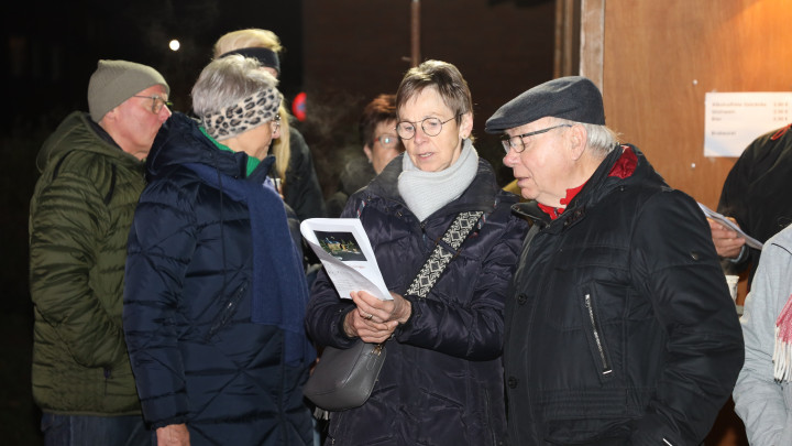 Singen an der Krippe - selbst der Nikolaus kommt zur Stippvisite