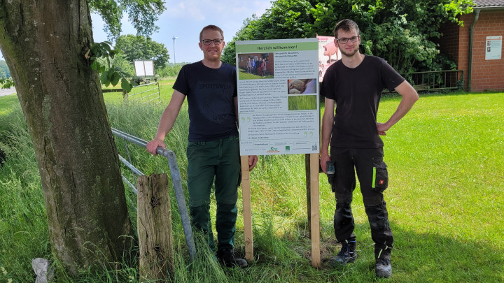 Tobias Großerichter erneuert Schilder für das Projekt 