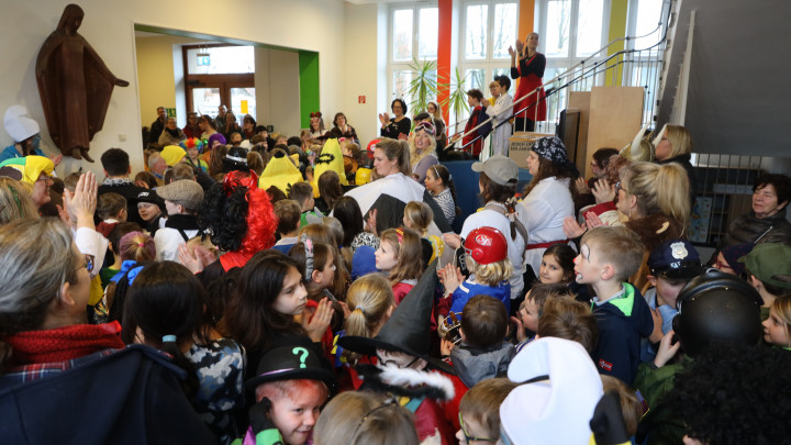 Weiberfastnacht in Herbern: Karneval trotz Wetterkapriolen